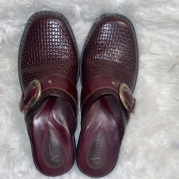 Women's Clarks Artisan Mules Clogs Shoes Size 8 Burgundy Woven Buckle - Picture 4 of 11